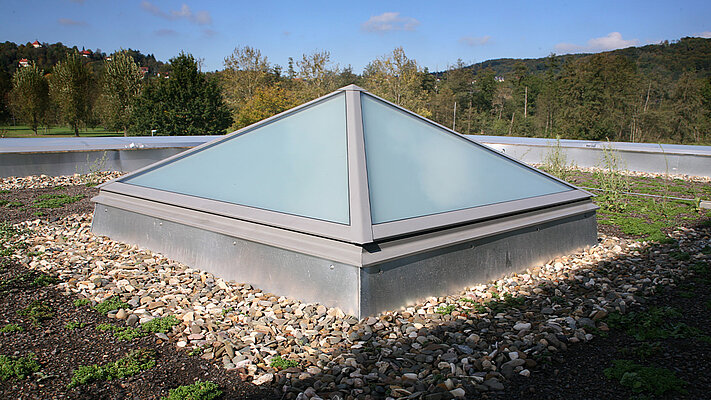Okno do dachów płaskich w formie piramidy / dachu czterospadowego