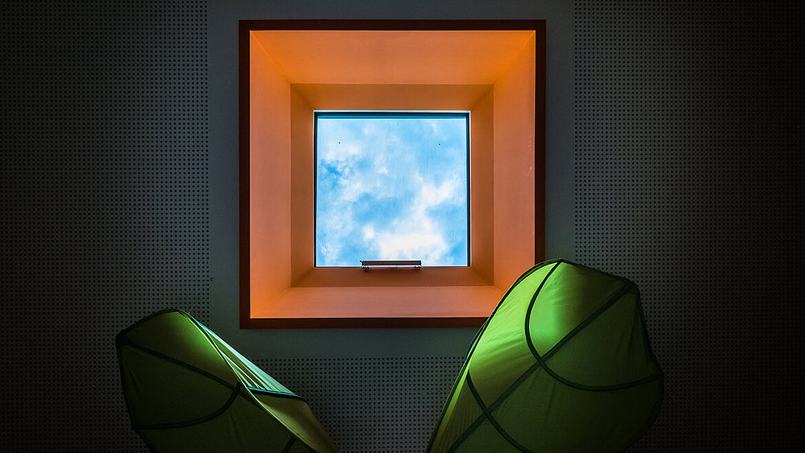 Widok na niebo przez kolorowe okno z płaskim dachem Przyjazne dzieciom, kolorowe okno do płaskiego dachu w pokoju dziecinnym Cloud 10