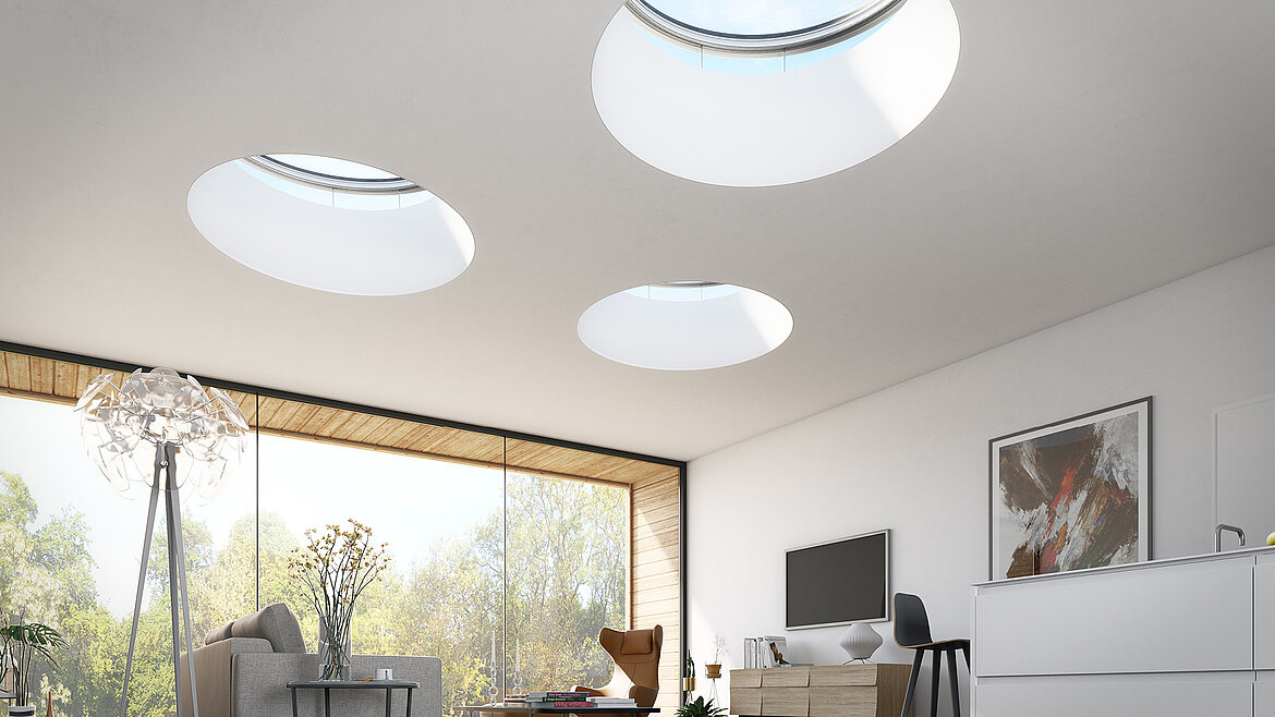 Modernes Wohnzimmer mit runden Lichtkuppeln in der Decke und großer Fensterfront.