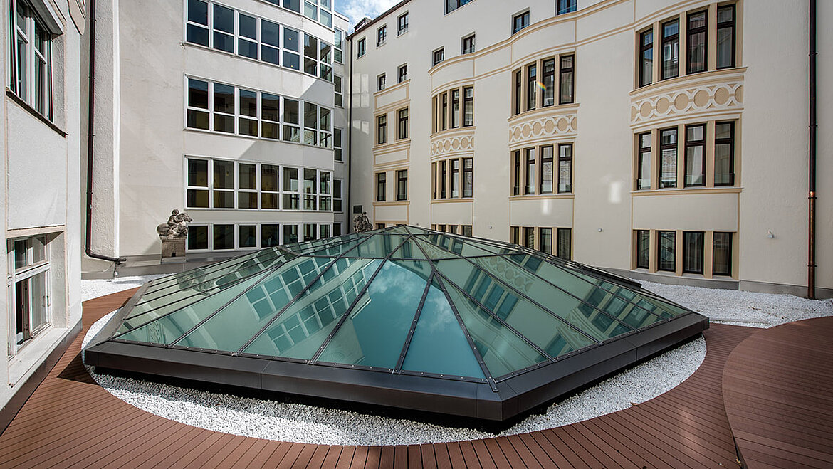 Szklana piramida ze skrzydłem wentylacyjnym, na dachu holu Hotelu Vier Jahreszeiten w Monachium Szklana piramida ze skrzydłem wentylacyjnym, na dachu holu Hotelu Vier Jahreszeiten w Monachium