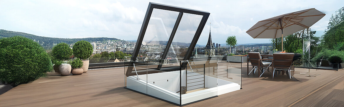 Moderne Dachterrasse mit aufklappbarem Glasdach und Blick auf eine Stadt mit Kirchturm.