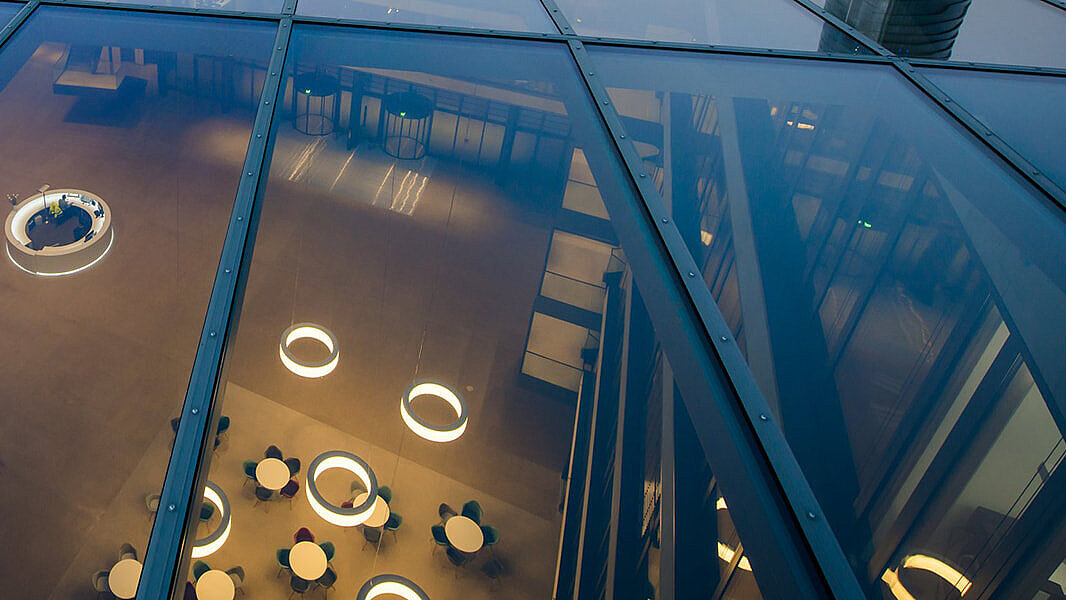 Szklany dach kampusu FGS w Bonn, widok z góry Widok z góry na szklany dach nad wewnętrznym dziedzińcem budynku administracyjnego | spostrzeżenia LAMILUX