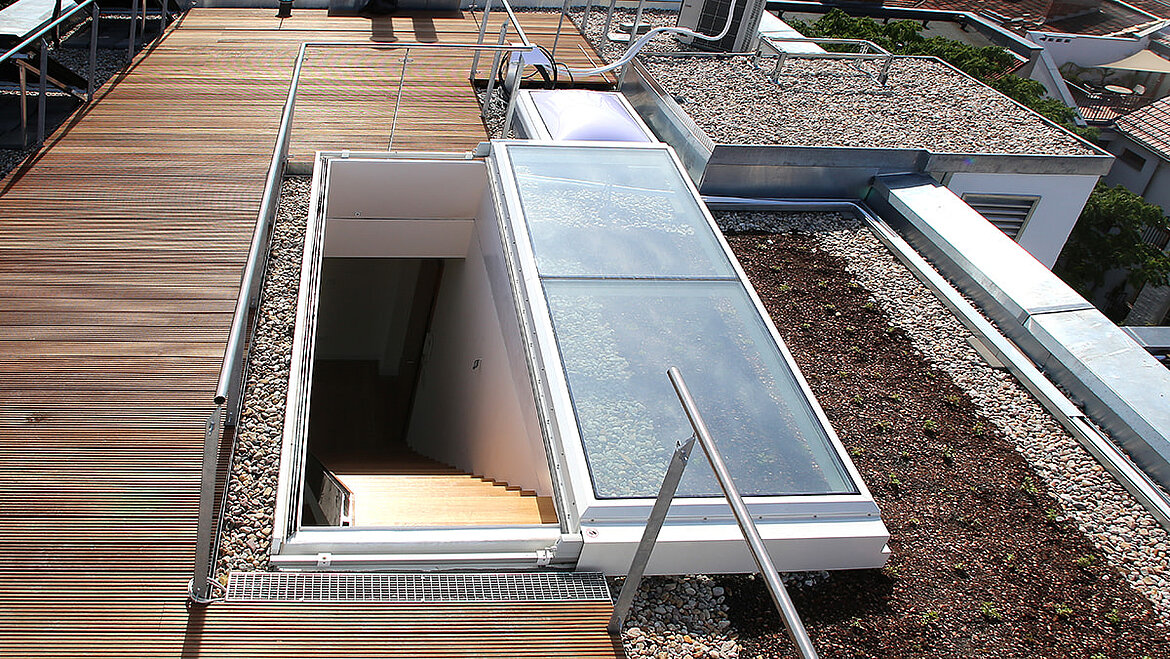 Wyłaz dachowy LAMILUX na dachu płaskim, budynek mieszkalny w Berlinie. 
