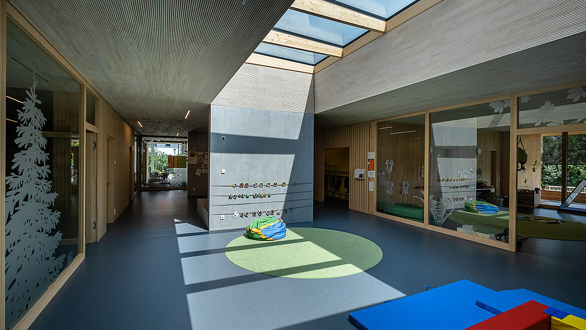 Gra światła na szklanym dachu w żłobku Wiggensbach Szklany dach LAMILUX PR60 na nowym budynku żłobka