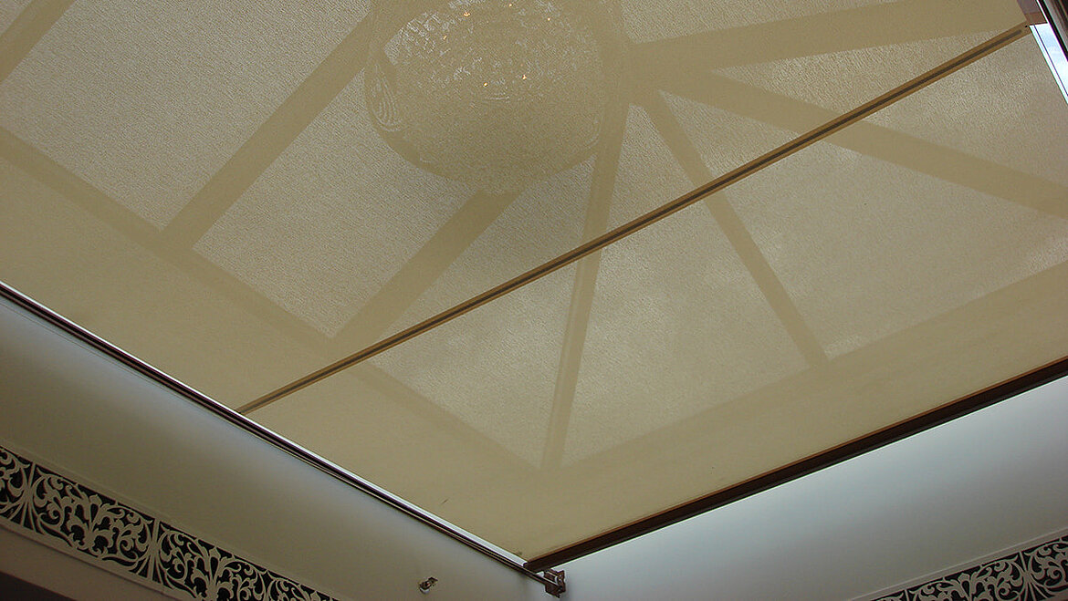 Wewnętrzna osłona przeciwsłoneczna jako dodatkowe rozwiązanie do szklanego dachu Dach szklany PR60 w kształcie piramidy z wewnętrznym zacienieniem | spostrzeżenia LAMILUX