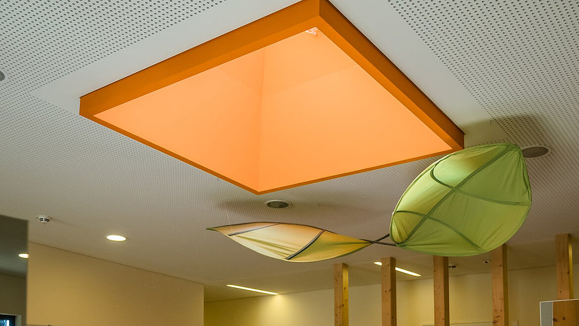 Kolorowy podstawa okna do płaskich dachów FE w pokoju dziecinnym Cloud 10 Projektowanie wnętrz z wykorzystaniem systemów oświetlenia dziennego firmy LAMILUX w placówkach opieki dziennej dla dzieci