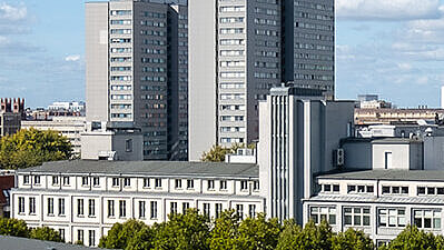 Skyline nad Metropolis Park Berlin jako przykład środowiska miejskiego Widok na dachy i drzewa Metropolis Park w Berlinie