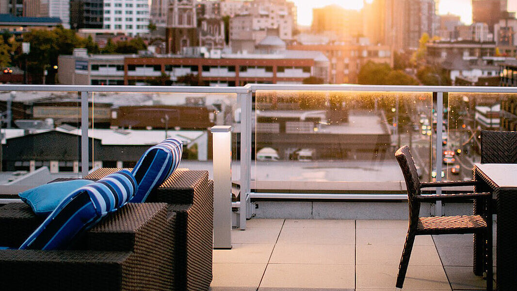 Taras na dachu z widokiem na miasto Taras na dachu z widokiem na miasto