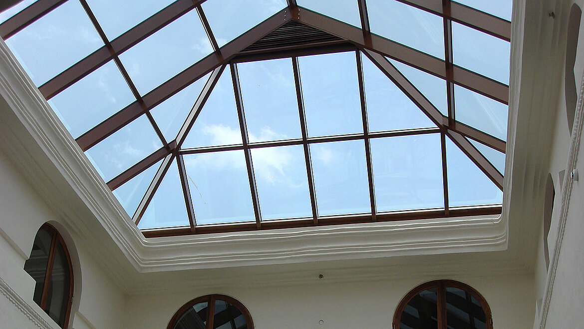 Szklany dach nad odnowionym lobby w Hotelu Park HYATT na Zanzibarze Remont zabytkowego budynku ze szklanym dachem | spostrzeżenia LAMILUX