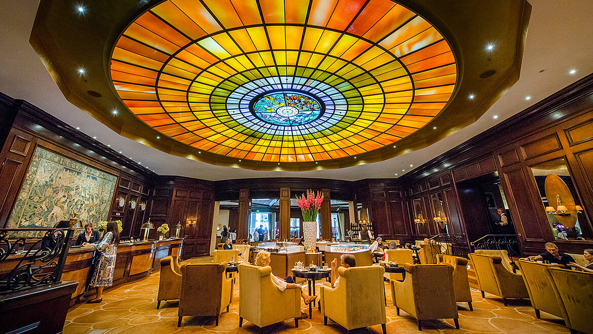 Szklana mozaika, oświetlona światłem dziennym w holu hotelu Vier Jahreszeiten w Monachium Szklana mozaika, oświetlona światłem dziennym w holu hotelu Vier Jahreszeiten w Monachium