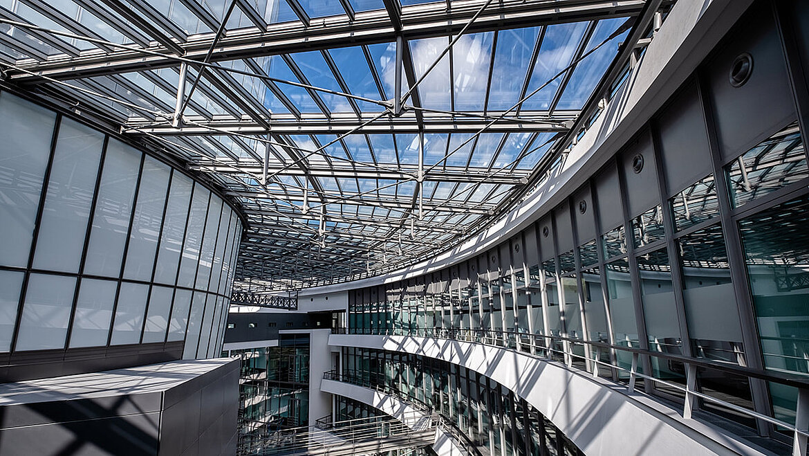 Centrum Badań i Innowacji BMW, które zalewa światło dzienne filigranowa i wyszukana konstrukcja szklanego dachu BMW