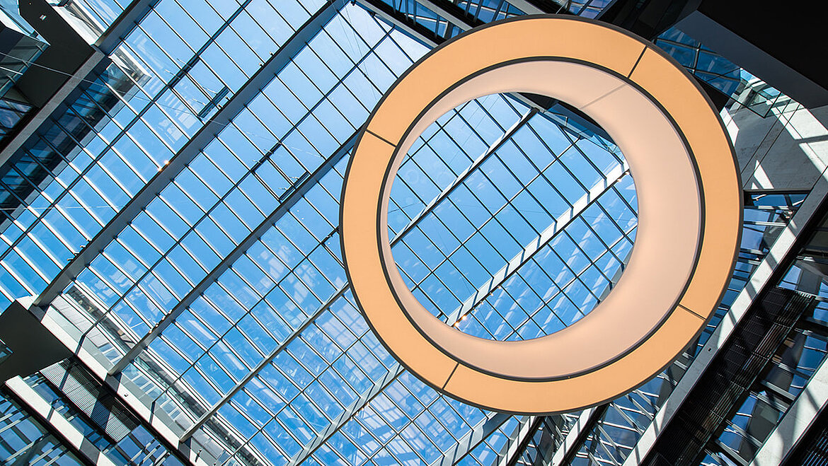 Widok na pomieszczenie w wewnętrznym dziedzińcu kampusu FGS w Bonn Widok na pomieszczenie w wewnętrznym dziedzińcu kampusu FGS w Bonn