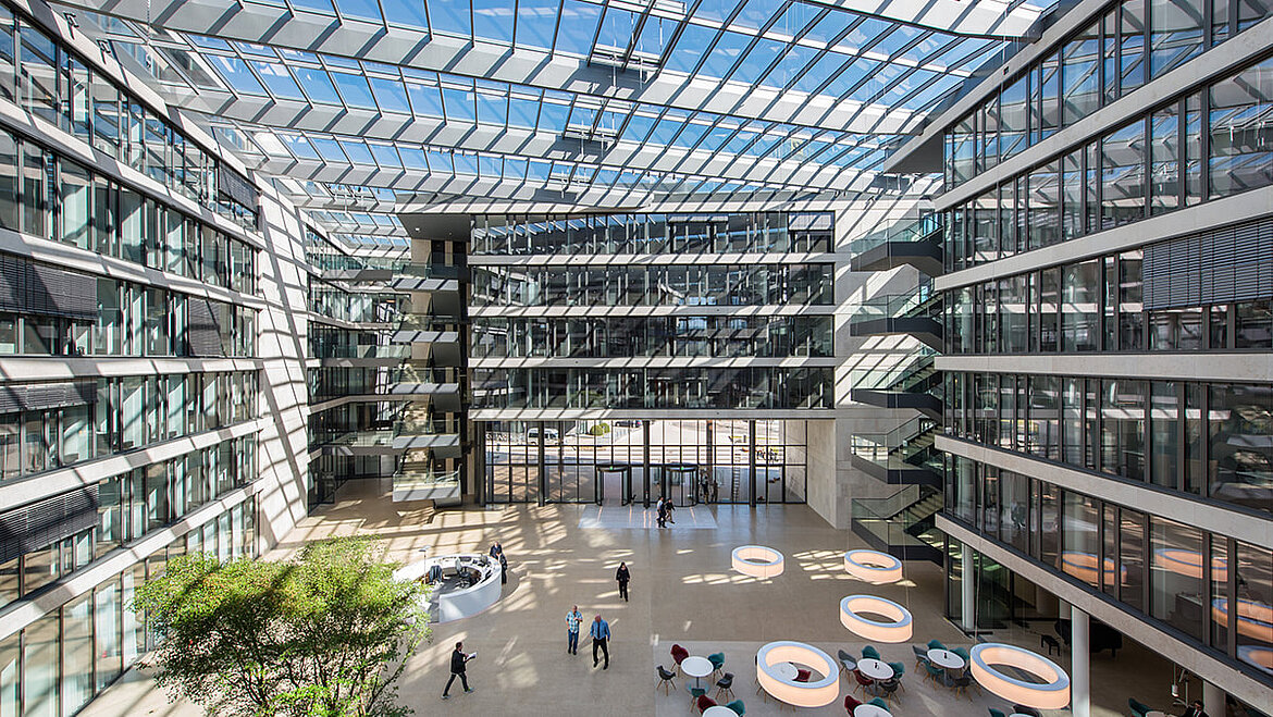 Wewnętrzny dziedziniec kampusu FGS w Bonn Wewnętrzny dziedziniec kampusu FGS w Bonn