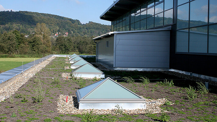 Okno do dachów płaskich w formie piramidy / dachu czterospadowego